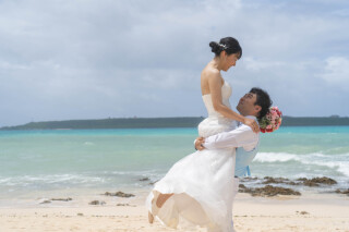 青い海と笑顔がつなぐ、特別な一日