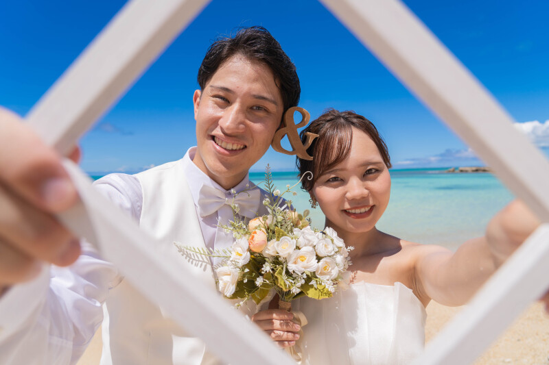 フレーム越しの鮮やかスマイル