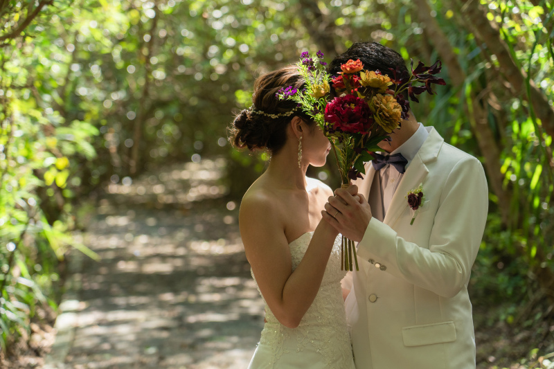 ブーケの奥で交わすまなざし