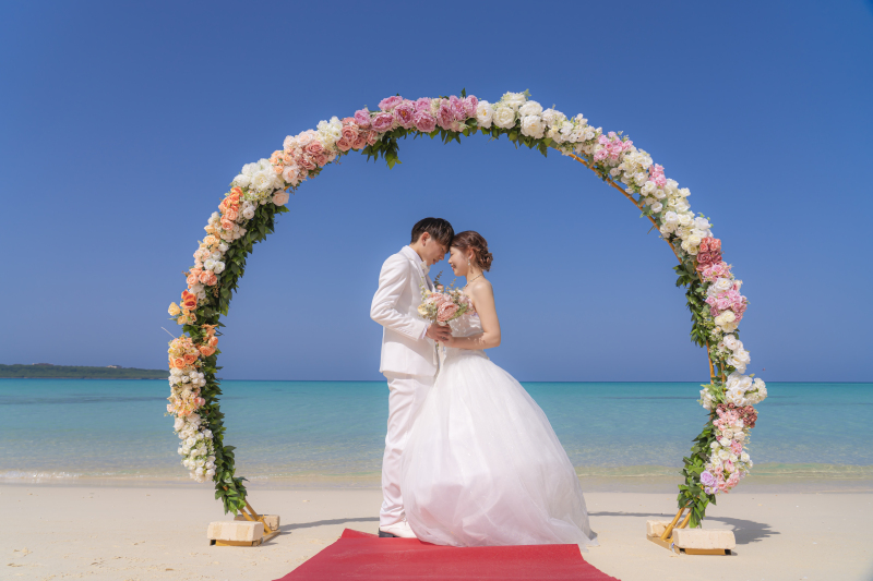 青いビーチ青い空のもとでお二人だけのビーチ結婚式。