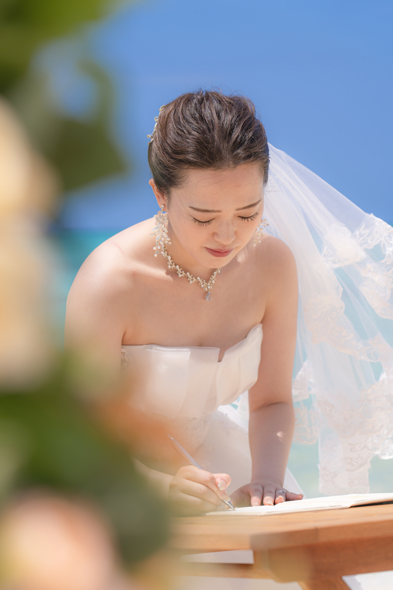 ビーチ挙式、結婚証明書もプランの中に含まれています