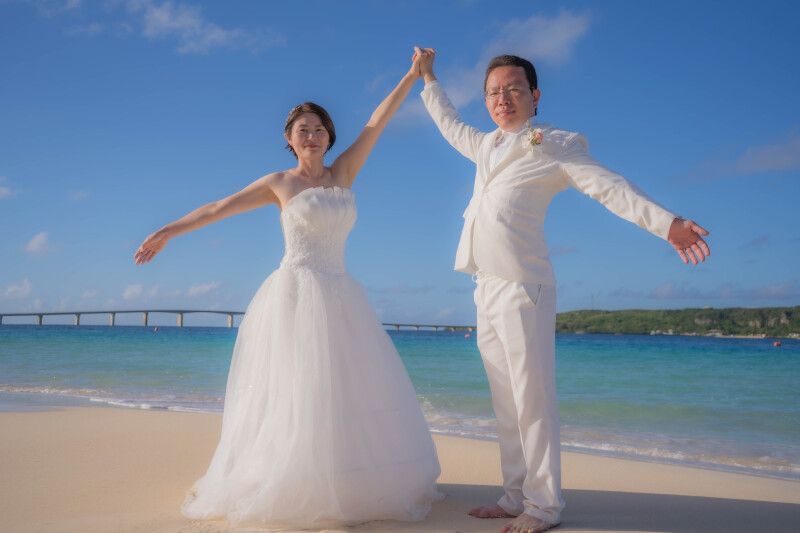 手と手をつなぎ合い