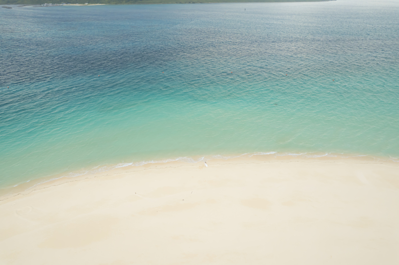 ドローン撮影ならお任せください!宮古島の壮大な自然と空の広がりをすてきに活かし、おふたりの姿をダイナミックかつ美しく残します。海・空・ビーチを一望できる俯瞰ショットは、まるで映画のワンシーンのように。