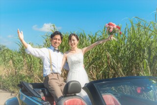 青空が一面に広がる宮古島の風景の中、サトウキビ畑を背景にお車と一緒に撮影した一枚は、おふたりらしさが詰まったナチュラルで爽やかな仕上がりになりましたこだわりの車や思い出のアイテムと一緒撮影できますよ！