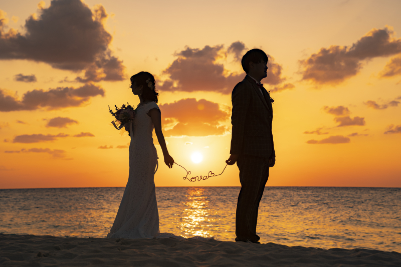 宮古島のサンセットは、ぜひ一度ご覧いただきたい景色です。海と空がゆっくりとオレンジ色に染まり、1日の終わりを穏やかに迎えるその光景は、心を癒し、言葉を失うほどの美しさです。きっと忘れられない思い出に!