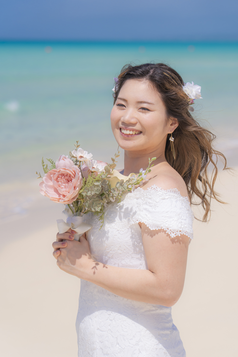 青く広がる宮古島の海を背景に、ブーケをそっと手にするソロウェディングのワンシーン。誰かのためではなく、自分自身の人生に祝福を贈る特別な瞬間です。潮風に揺れるドレスと、やさしく差し込む陽の光が、あります