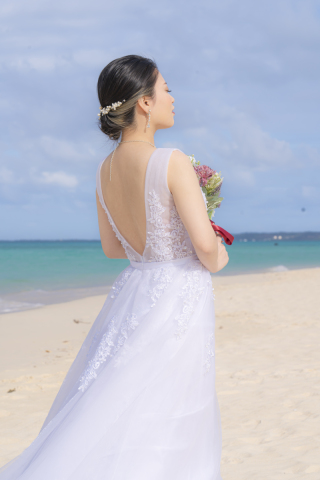 宮古島の海と空に包まれて、自分らしく佇むソロウェディングの一枚。誰かのためではなく、自分のために選んだこの日、この場所、このドレス。そのすべてが美しく調和し、自分自身と向き合うかけがえのない時間になる