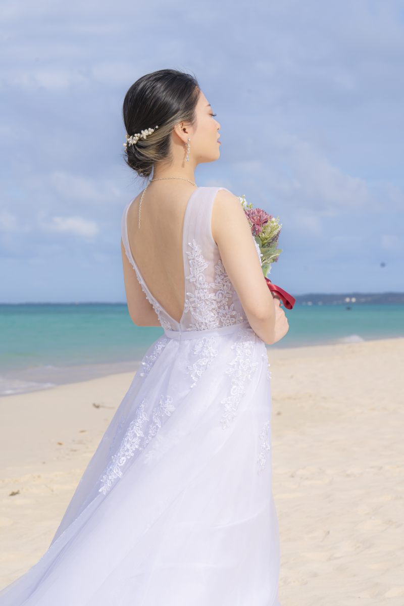 宮古島の海と空に包まれて、自分らしく佇むソロウェディングの一枚。誰かのためではなく、自分のために選んだこの日、この場所、このドレス。そのすべてが美しく調和し、自分自身と向き合うかけがえのない時間になる