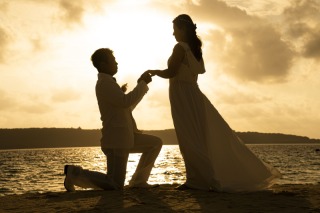 サンセット撮影では、日が沈む直前の美しいグラデーションの空を背景に、ドラマチックで感動的な一枚をお撮りします。柔らかな光と影がふたりを包み込み、まるで映画のような情景が広がります。海に映る夕陽がすてき