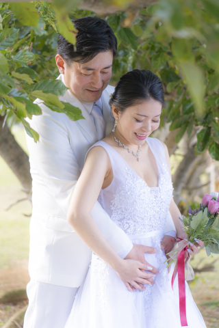 おふたりのやさしいまなざしと、寄り添う心に、包まれて生まれる、あたたかな一枚。言葉にしなくても、伝わる愛情が、写真の中に、そっと宿ります。自然の光や風と調和した、その瞬間は、まさにおふたりだけの宝物。