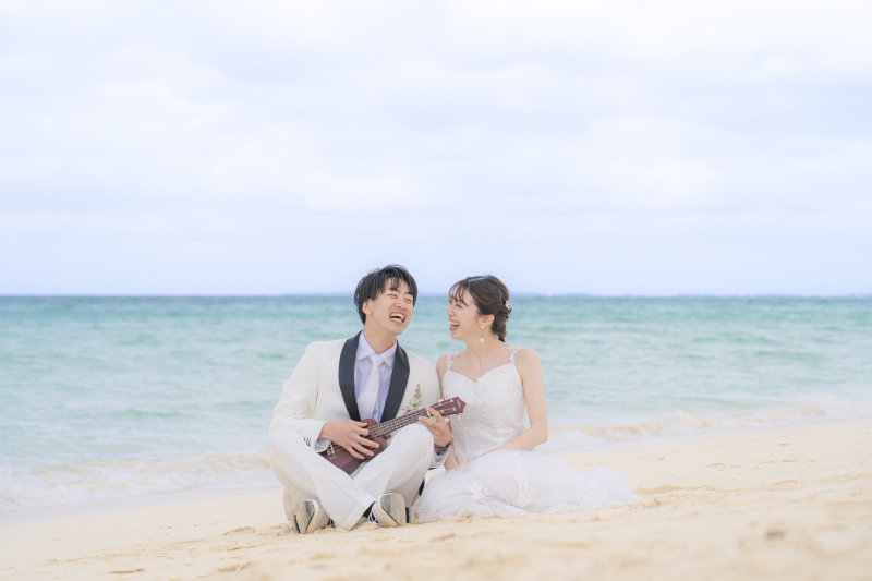 透き通る宮古島の海を背に、ウクレレの音色に合わせて笑い合う新郎新婦の姿は、まるで映画のワンシーンのよう。風に乗って響くメロディーと、ふたりのリズムが重なるこの瞬間は、ただの写真ではなく、ふたりだけ物語