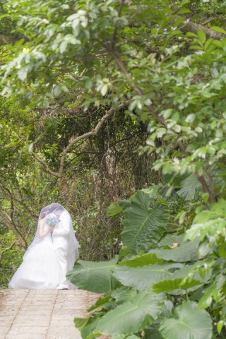 緑あふれる森の中、そっと寄り添う新郎新婦。ふたりをやさしく包むベールの奥には、静かで温かな時間が流れています。手にしたブーケには、おふたりの想いと未来への願いが込められ、ふたりの絆が溶け合うよう素敵♪