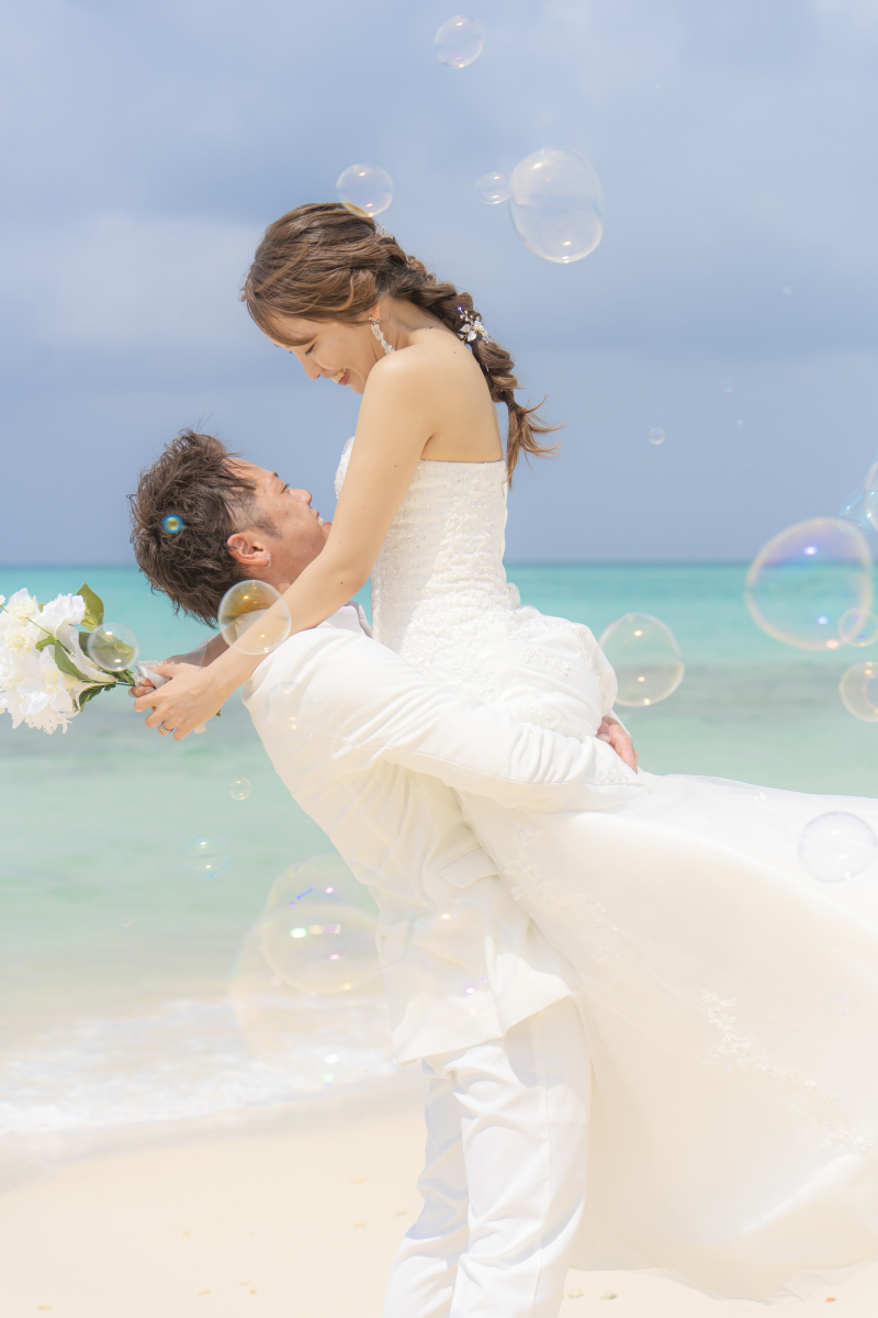 撮影小物も多数ご用意しておりますので、シーンに合わせたバリエーション豊かな撮影が可能です。ナチュラルなブーケやガーランド、フォトフレームなど、おふたりの雰囲気や季節に合わせて自由にお選びいただけます。