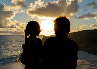 宮古島の水平線にゆっくりと沈む夕陽。。その光に包まれながら、ふたりのシルエットが寄り添う姿は、言葉では表せないほどロマンチックです。真ん中に映るサンセットは、まるでふたりの未来を優しく照らしています。