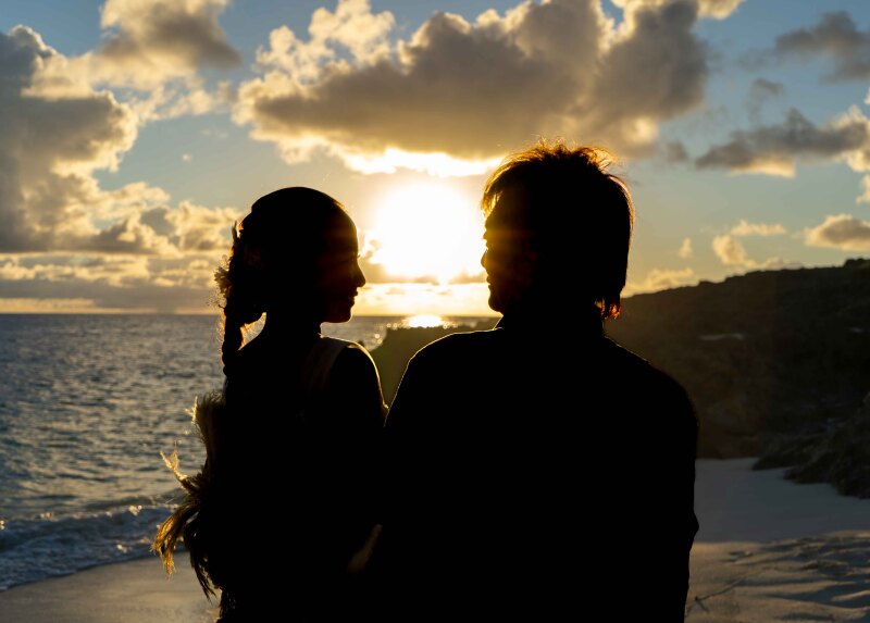 宮古島の水平線にゆっくりと沈む夕陽。。その光に包まれながら、ふたりのシルエットが寄り添う姿は、言葉では表せないほどロマンチックです。真ん中に映るサンセットは、まるでふたりの未来を優しく照らしています。