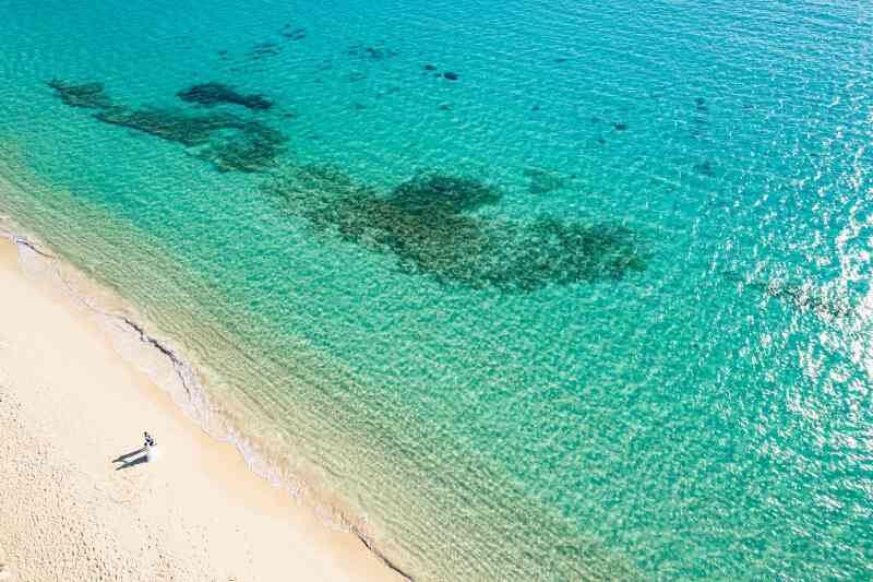 ドローン撮影だからこそ叶う、宮古島の大迫力な青い海との一枚。空から見下ろす視点で、おふたりの姿と自然がひとつになり、スケール感あふれるドラマチックな写真が生まれます。どこまでも続く透明な海、広がる空。
