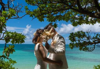 宮古島の透き通るような青い海と、やわらかな陽射しに包まれたグリーンの風景が広がるこの場所は、まさに自然が織りなす特別なステージ。おふたりの笑顔と寄り添う姿が、その美しさをさらに引き立てます。素敵な1枚