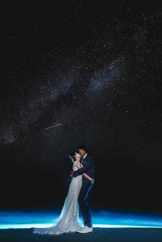 宮古島の夜空に広がる無数の星々。その下で撮影する「星空ウェディングフォト」は、日常では味わえない神秘的な,世界が広がります。静かな浜辺に立つおふたりの姿と星空が重なった瞬間は、ロマンチックな時間です!