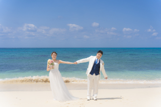 どこまでも広がる青い海と、澄みきった青空の下で、おふたりの大切な思い出を一生懸命撮影いたします。自然が織りなす美しい、景色としても心あたたまる記憶となるよう、心を込めて丁寧に撮影させていただきます！！