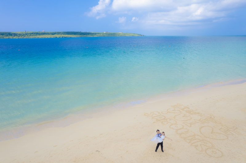 (沖縄宮古島)【アルバム16P付き】ビーチフォト+ドローン撮影、100カット納品、衣装+ヘアメイク付,土日祝の曜日の追加料金不要