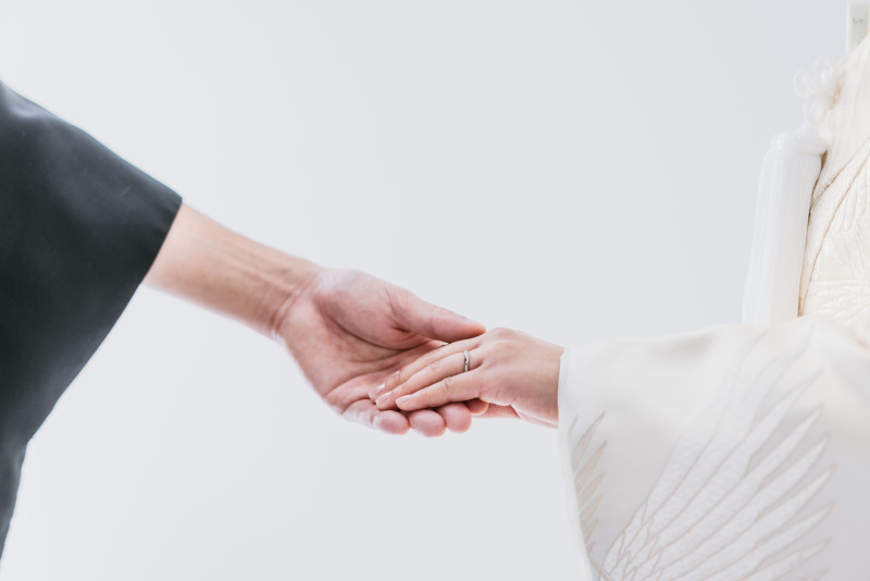 手を取り合って