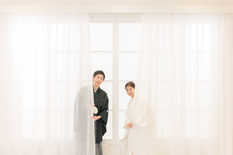 カーテンに隠れて