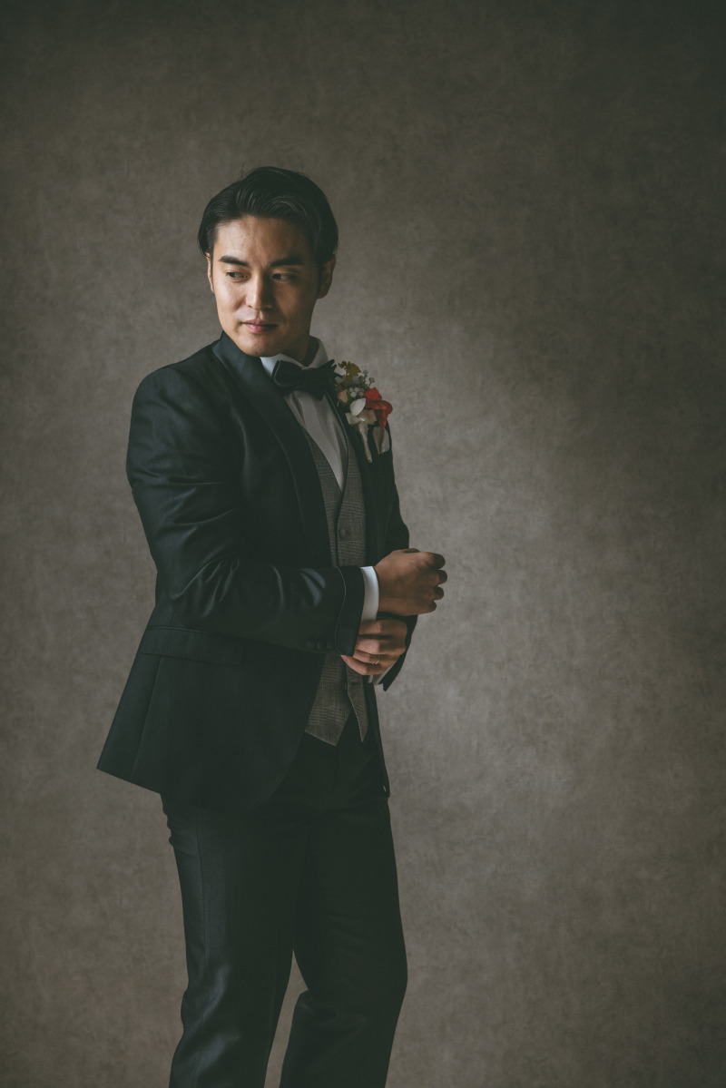 洋装で新郎さんソロ写真
