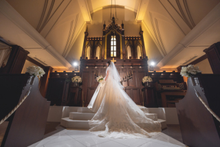 チャペルに映えるドレス