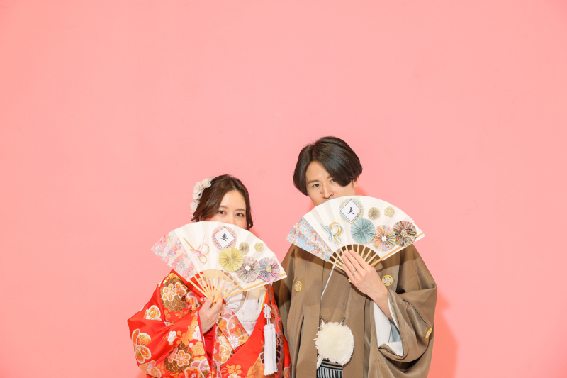 扇子プロップスで顔隠しポーズ