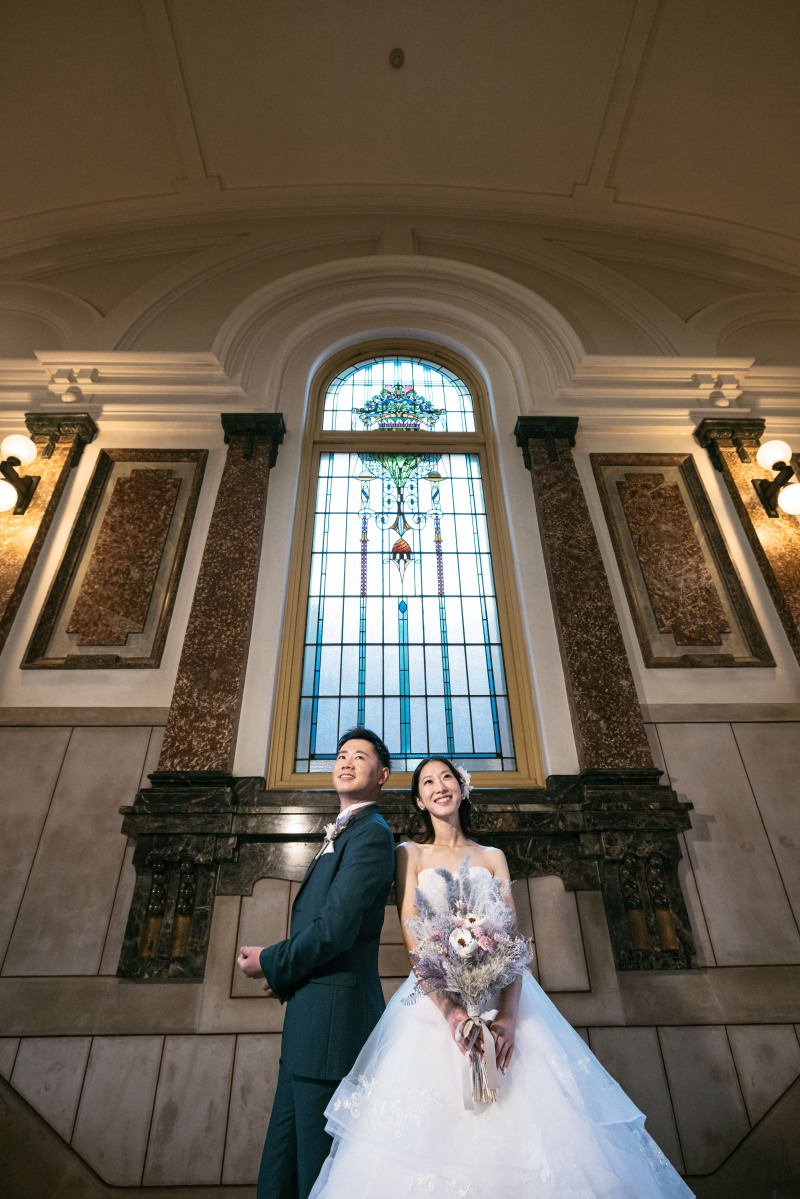 ステンドグラスの前で