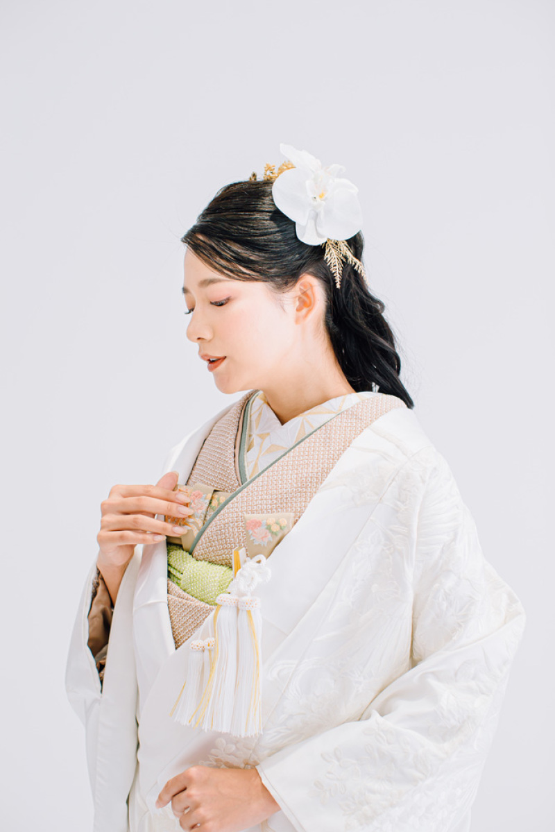 色掛下で華やかなコーディネートに