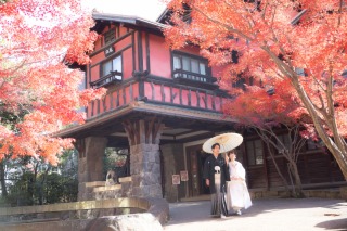 紅葉に囲まれて　【揚輝荘ロケ】