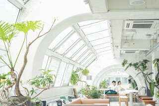 硬い光や柔らかい光、その場の空気とお二人の雰囲気に合う写真を撮影していきます