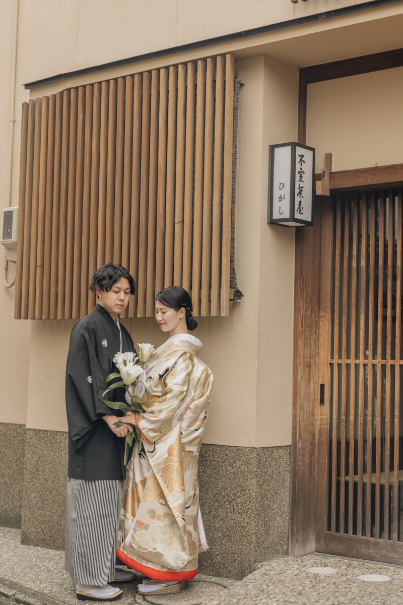 花束を使ったショットも