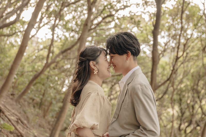 照れ笑いしながら鼻をくっつけて♪