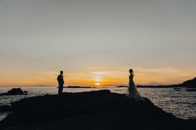 夕日におふたりのシルエット