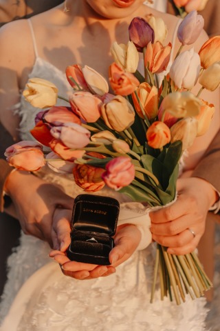 チューリップの花束が美しい前撮り