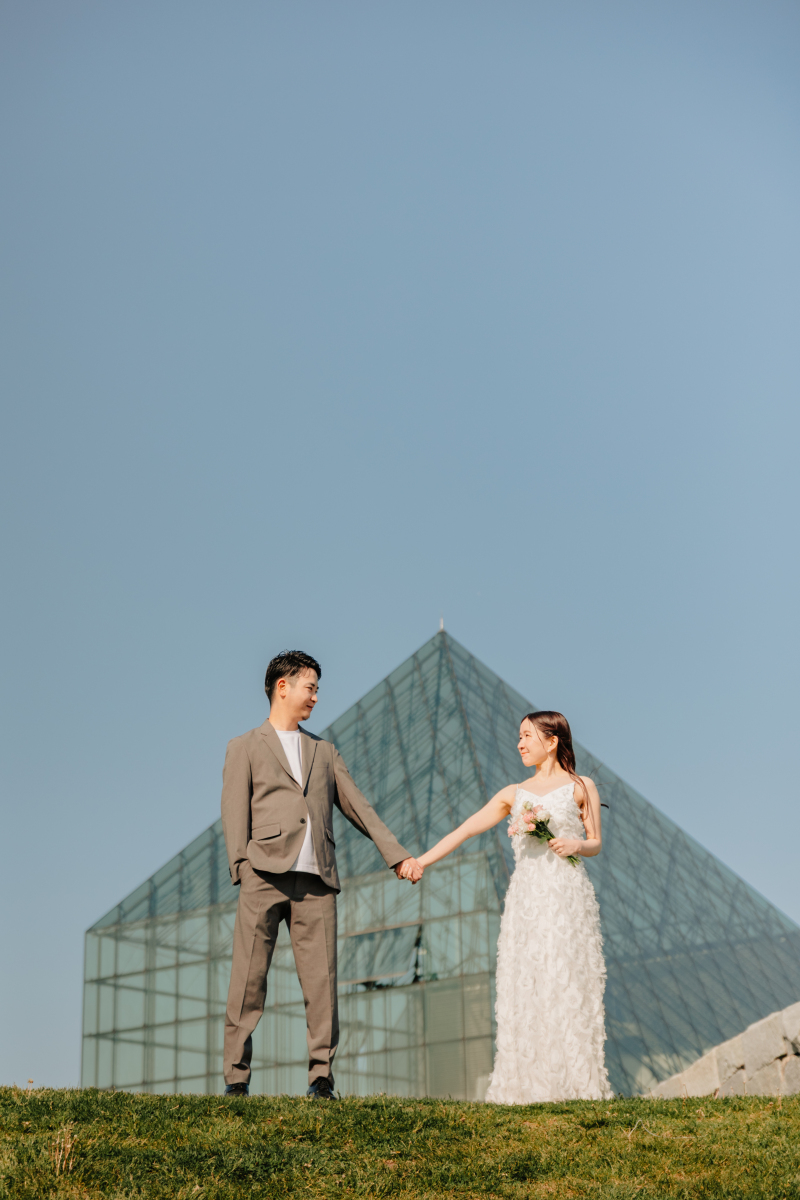 おしゃれな建物前で撮影