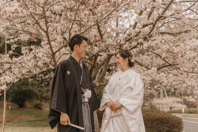 桜の下で和装ツーショット
