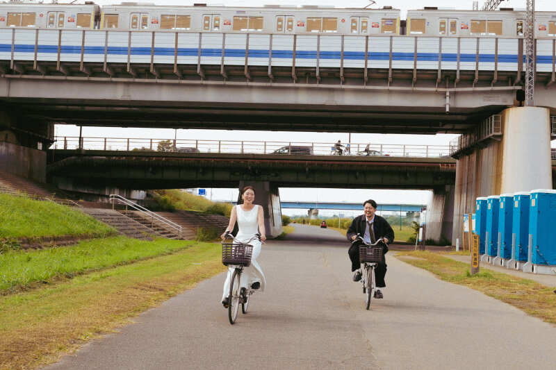 河川敷で自転車に乗って