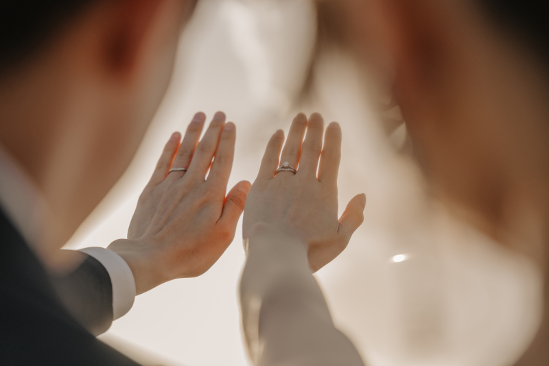 指輪を見つめるふたりの瞬間♡