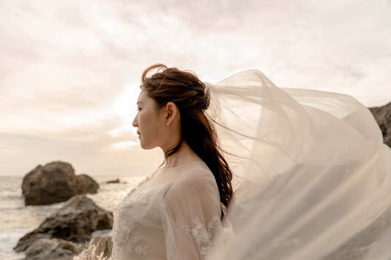 ベールがなびいて