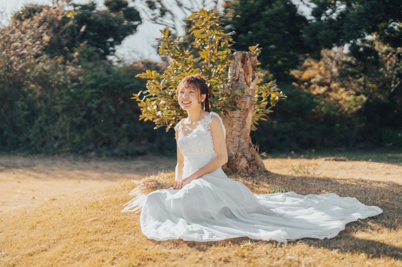 芝生エリアで座って撮影☺花嫁さんの笑顔の先には？