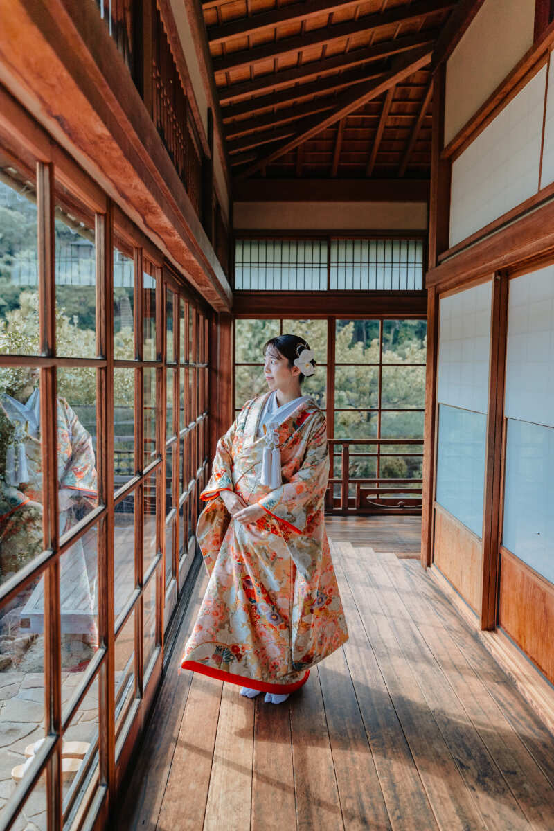 庭を見つめる花嫁の横顔