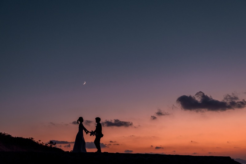 月と空のグラーデションがおふたりを映し出します♪