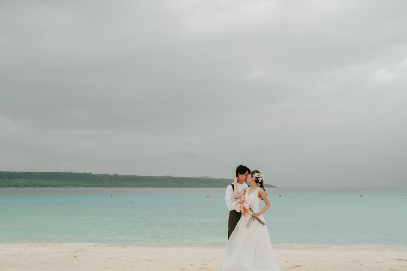 透き通る海をバックに