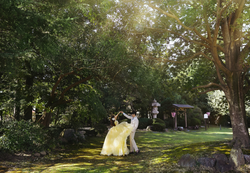 【ロケーション】緑に囲まれた庭園　