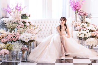  フラワーソファーでのソロショット♪　新婦様のセンスを感じる１枚