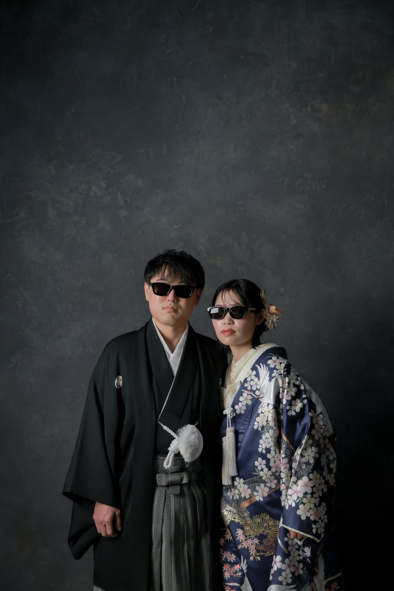 和装にサングラス