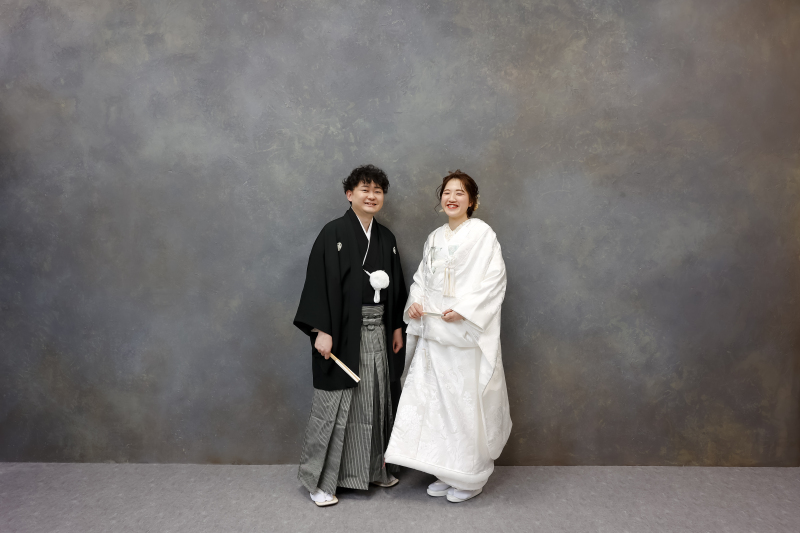 シャビーシックな壁がシンプルな白無垢にあう!